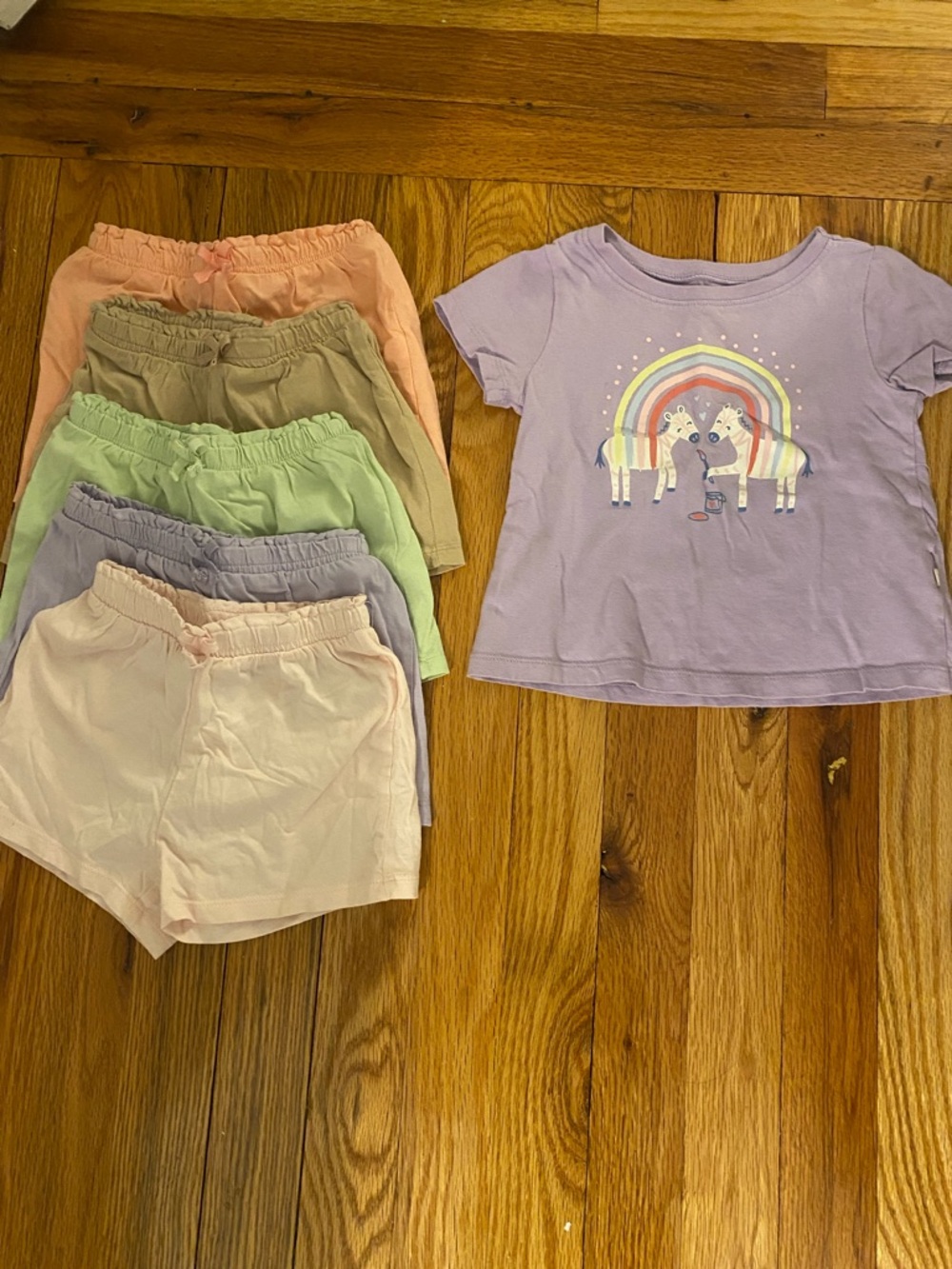 5 3T H&M cotton shorts with one gap shirt all in great condition
